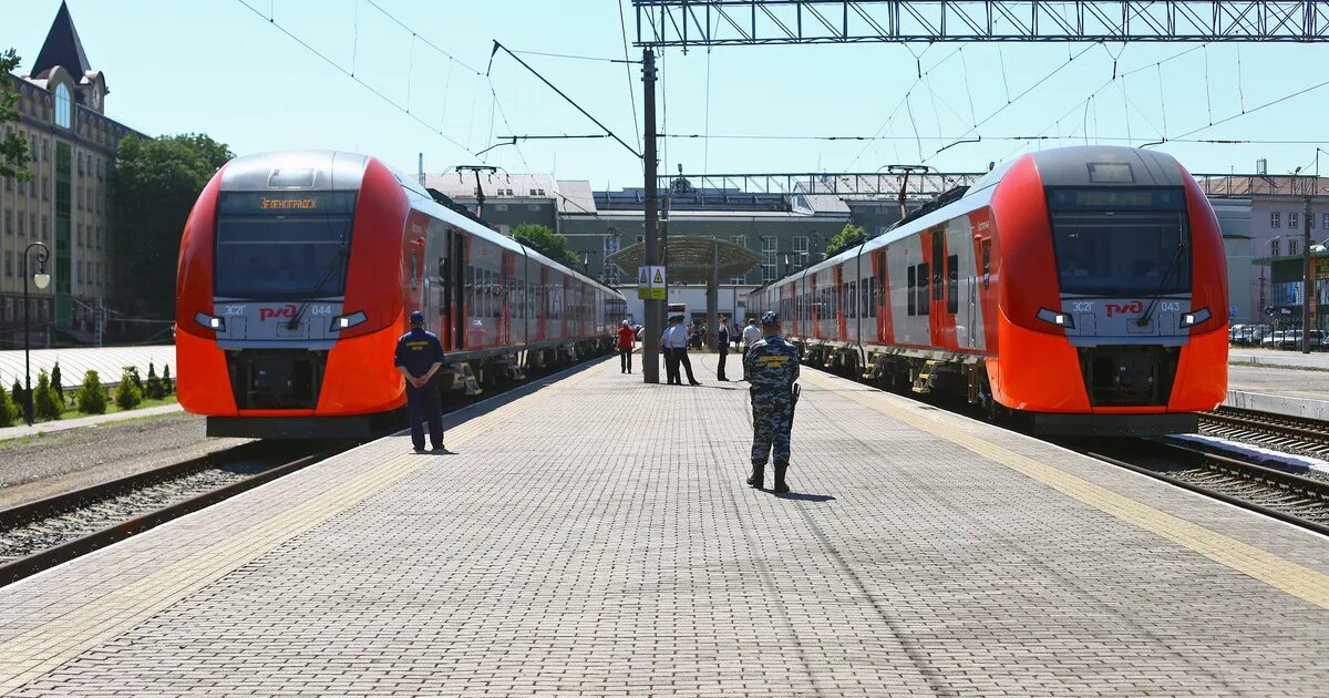 Электричка кутузово новое зеленоградск. Вокзал Калининград Ласточка. Поезд Ласточка Калининград. Электричка Калининград Зеленоградск. Светлогорск вокзал Ласточка.