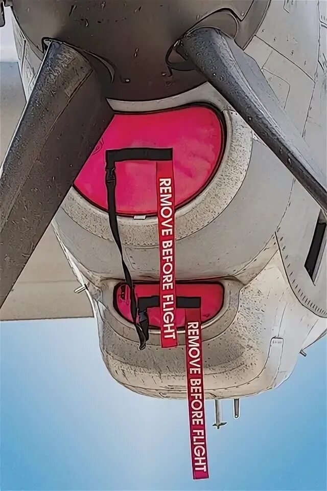 Before removing перевод. Ремове бефоре флайт. remove before flight. remove before flight на самолете. красные ленты на самолете.