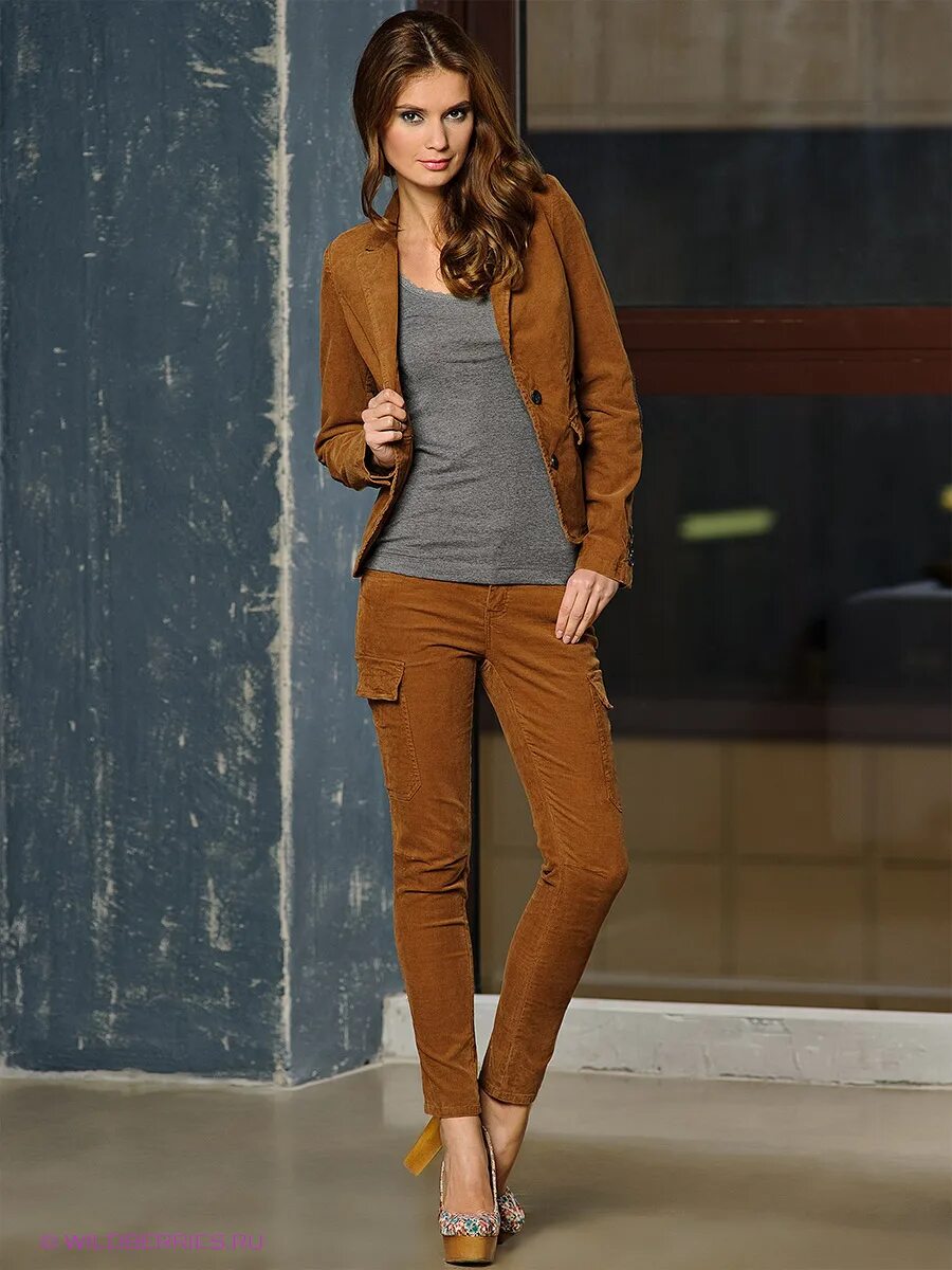 Образы с коричневыми брюками. Коричневые брюки сочетание. Какой цвет сочетается с коричневыми брюками. Сочетание коричневых брюк женских. Луки с коричневыми брюками.