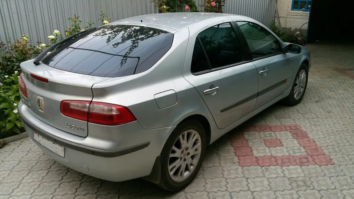 Купить renault laguna 2. Renault Laguna 2001. Рено Лагуна 2001г. Рено Лагуна седан 2001. Рено Лагуна хэтчбек 2001.