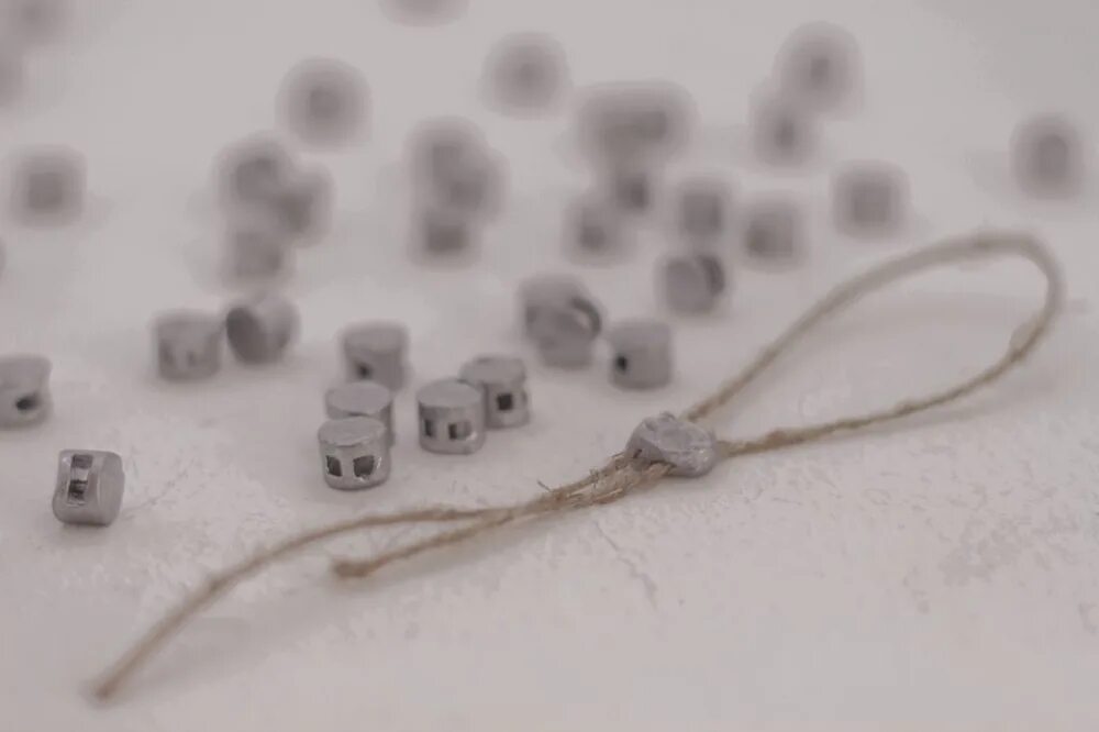 Свинцовая пломба на счетчике электроэнергии. Свинцовая пломба на счетчике электроэнергии. Пломба поверки счетчика электроэнергии. Оттиск на пломбиратор для свинцовых пломб. Оттиск на пломбиратор для свинцовых пломб.