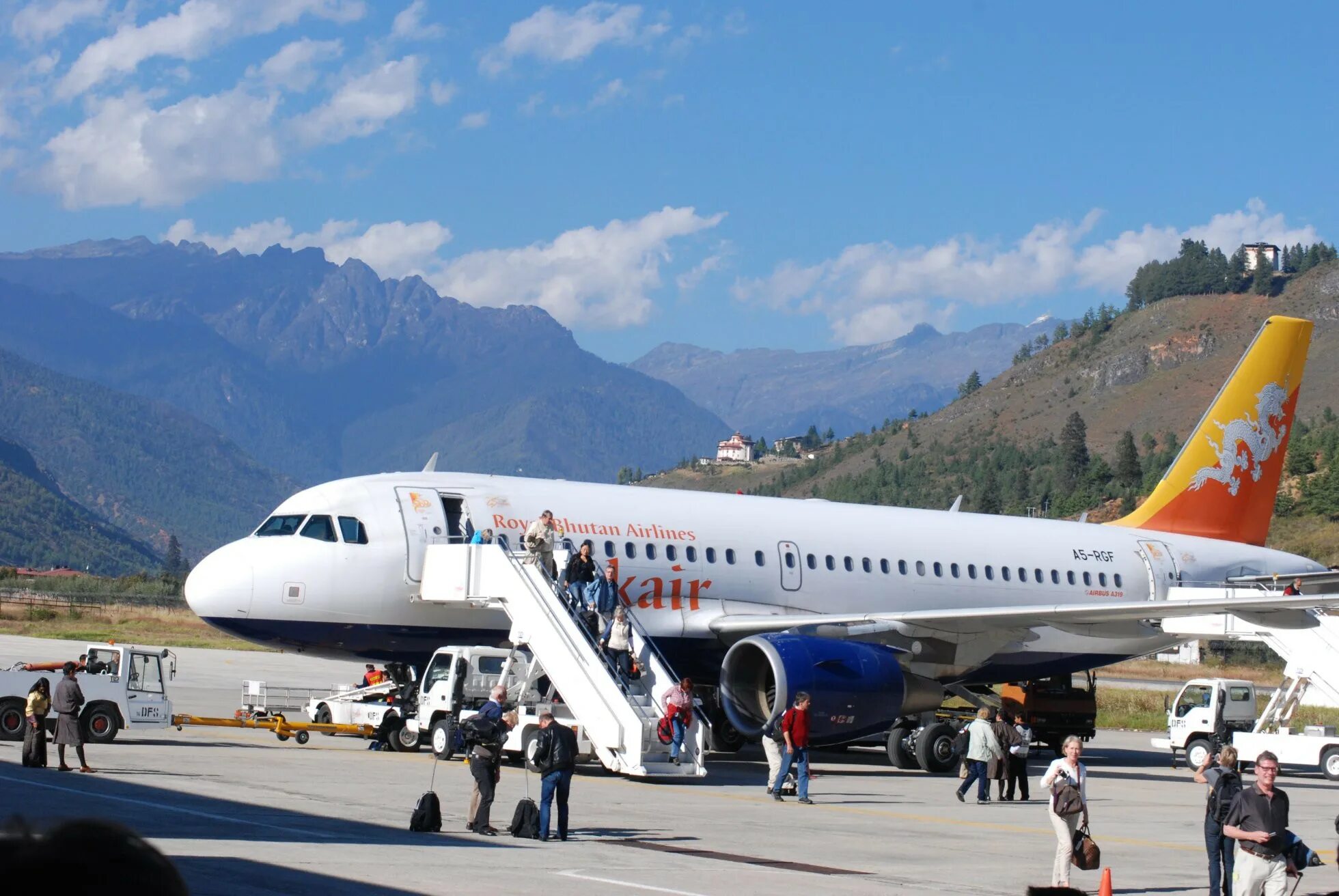 Аэропорт паро. Paro International Airport, Bhutan. Paro аэропорт в бутане. Аэропорт паро в королевстве бутан. Аэропорт бутана