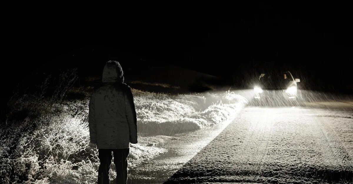 В темное время суток и в пасмурную. Дети ночью на дороге. Девочка на дороге ночью зимой. Ходящие в ночи.