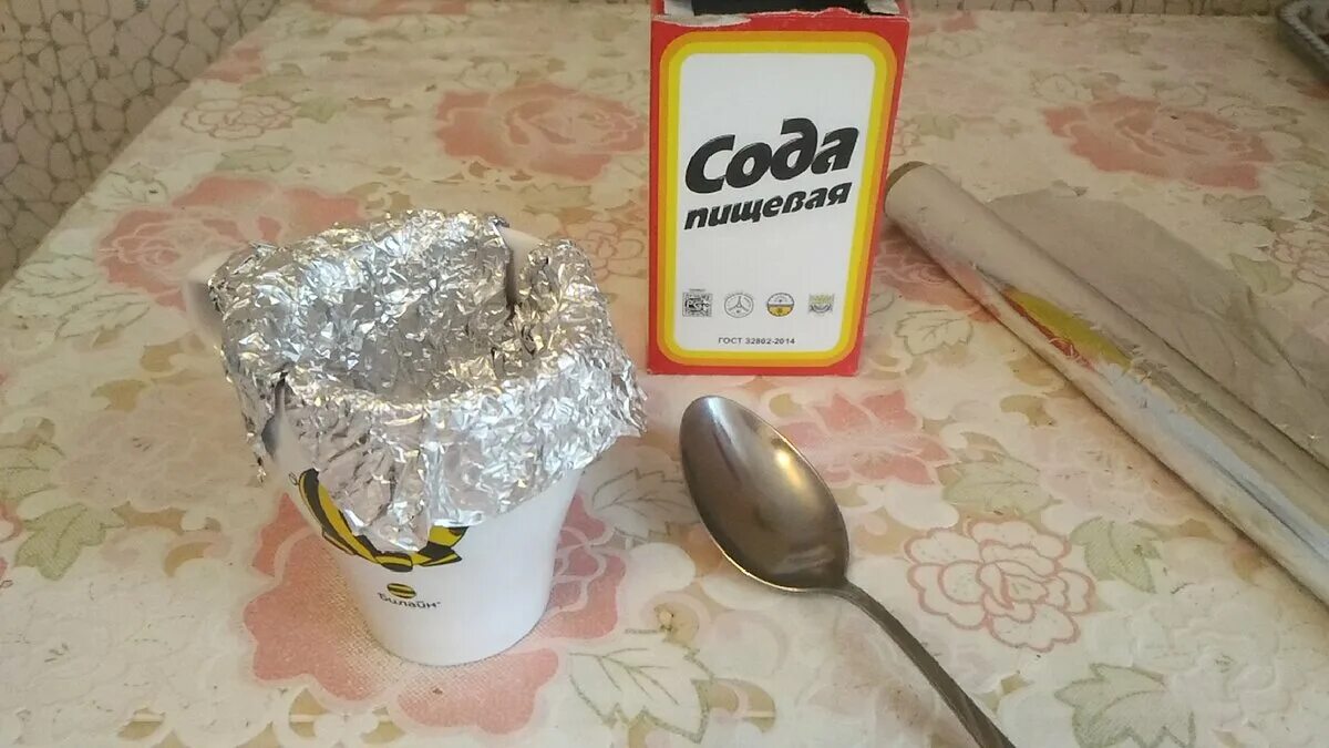 Почистить столовое серебро в домашних. Чистка серебра. Как почистить серебро. Чистка серебра содой и фольгой. Сода с фольгой для серебра.