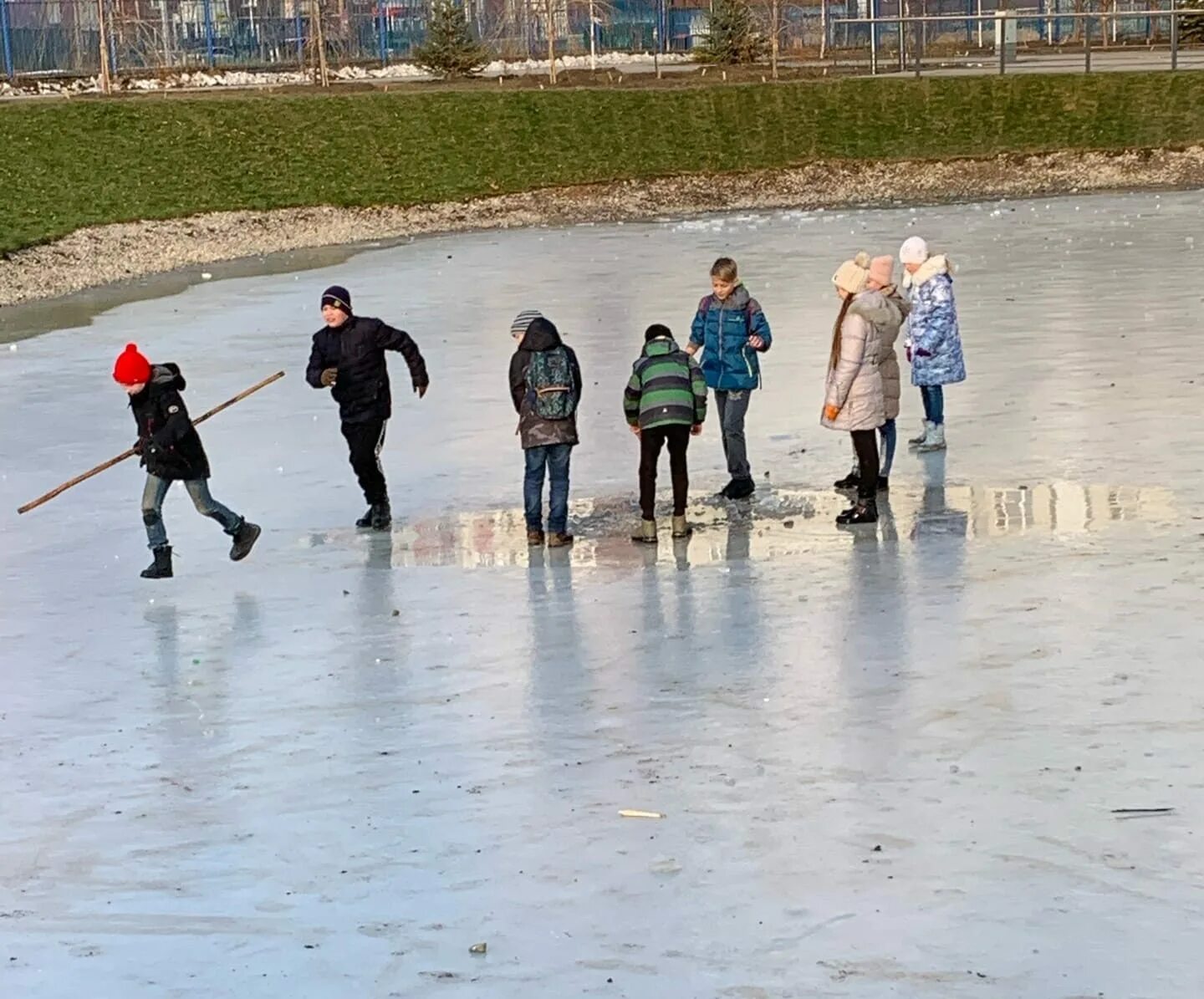 Дети ходят по льду. Ребенок провалился под лед. Катание на тонком льду. Дети на льду опасно. Человек шел через реку