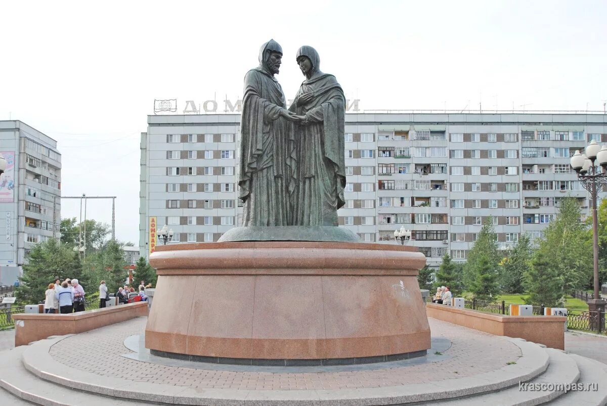 Памятники любви верности в омске. Памятник Петру и Февронии в Красноярске. Памятник святым Петру и Февронии в Красноярске. Скульптура Петру и Февронии в Красноярске.