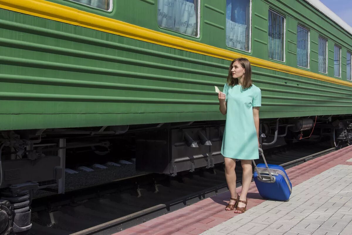 Пассажирский поезд ночью. Тгм4 2964 railgallery. Тгм4б 0014 тепловоз. Эп1м горьковская жд. Поезд электричка.