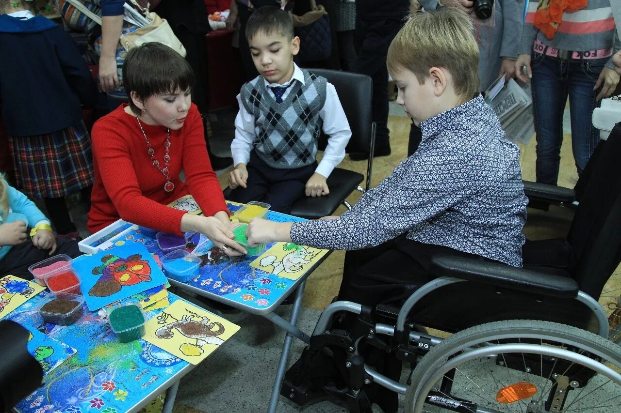 Дети инвалиды инклюзивное образование. Дети с ОВЗ. Творческий мастер класс для детей с ограниченными возможностями. Творчество детей инвалидов. Мастер класс для детей инвалидов.