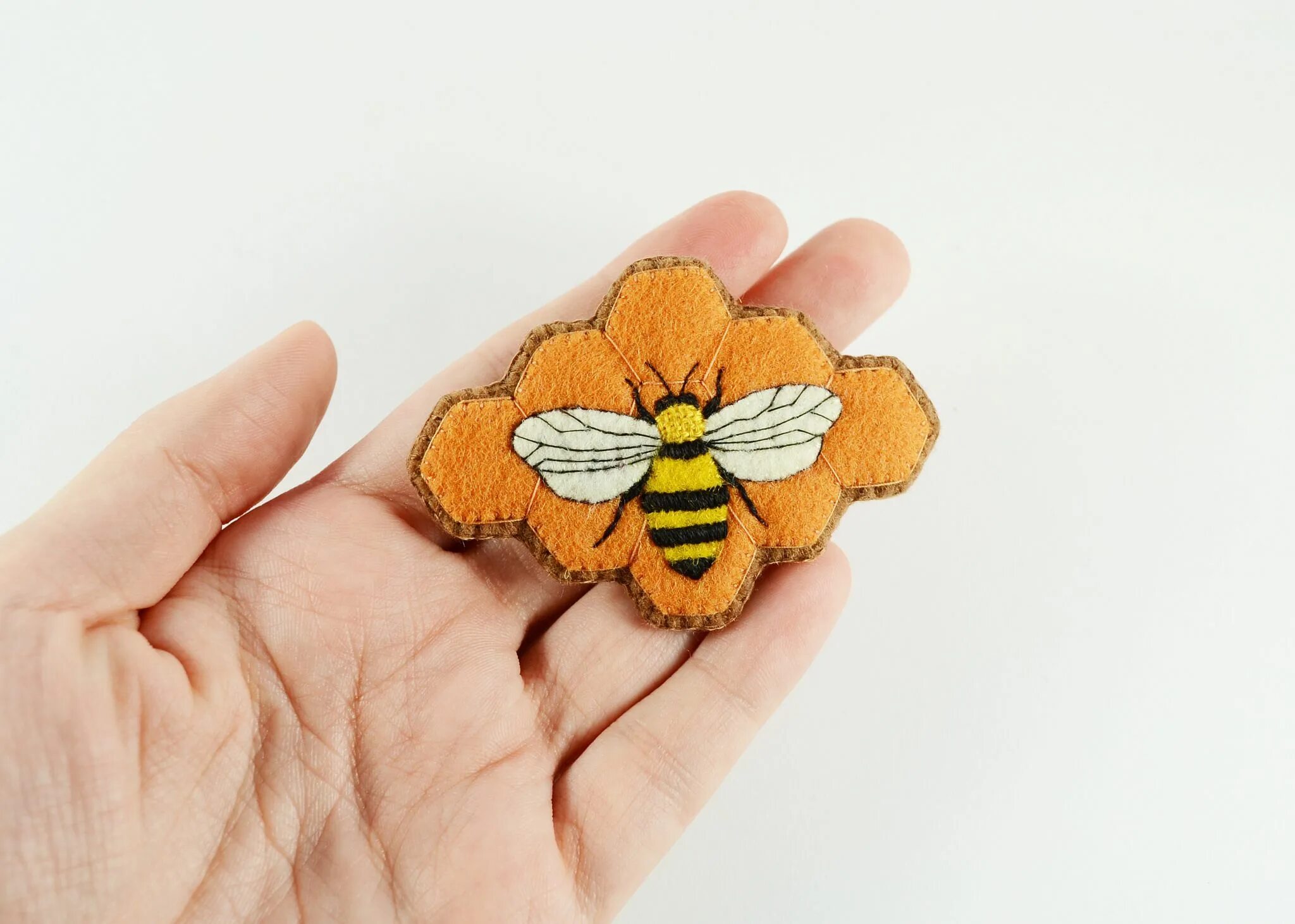 пчелка из войлока. брошка пчелка из бисера. пчела из фетра. у тебя брошка вроде как пчелка знаки. брошь пчелка, crystal shik.