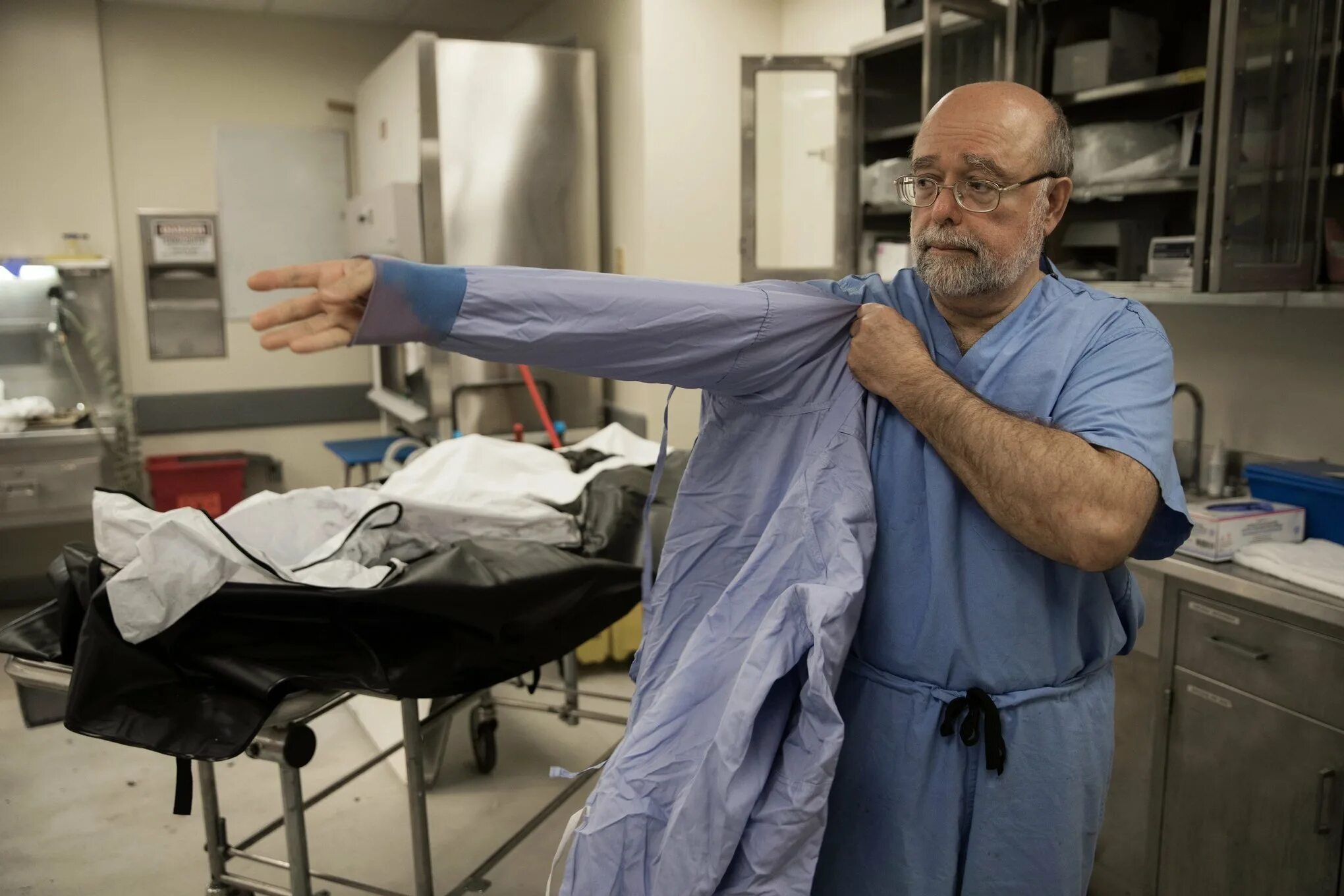 Патологоанатомическое вскрытие. Медицинские вскрытия. Инструменты для вскрытия трупа. Патологоанатом дэвид холл. Бальзамирование трупп.