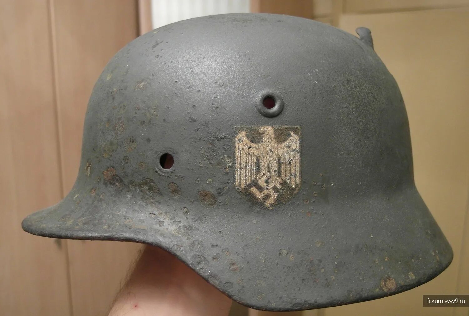Каска солдата вермахта 1941. Каска м40 вермахт. Немецкие каски вов. Баварский шлем раупенхельм. Немецкие каски вов.