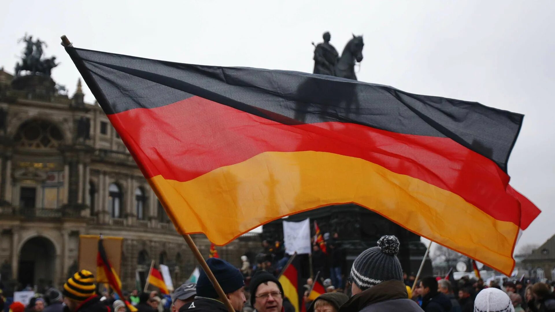 Германия для казахстанцев. Жители Германии. Патриоты Германии. Человек с флагом Германии. Население Германии.