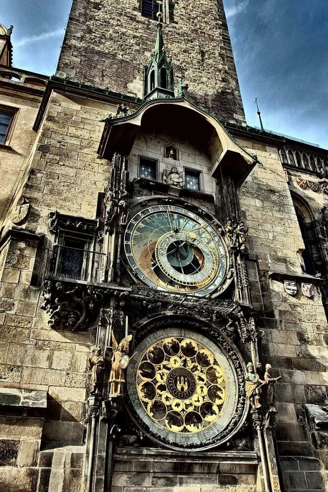 Башня Орлой Прага. Часы Орлой в Праге. Астрономические часы Орлой. Куранты Орлой Прага.