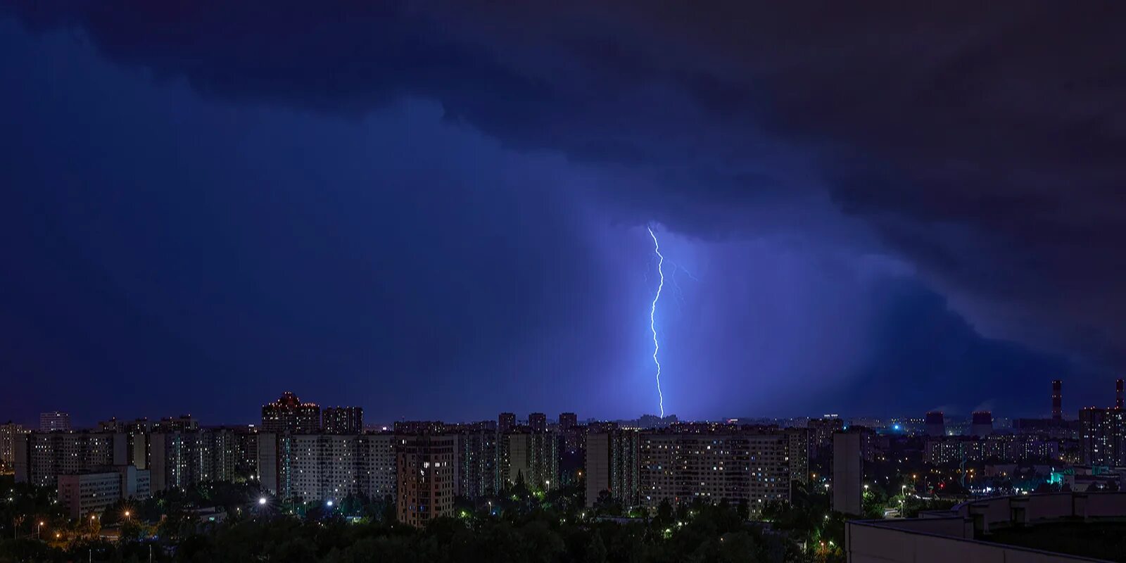 Ночью была сильная гроза. Гроза без дождя. Гроза в городе. Гроза фото. Сильная гроза в Москве.