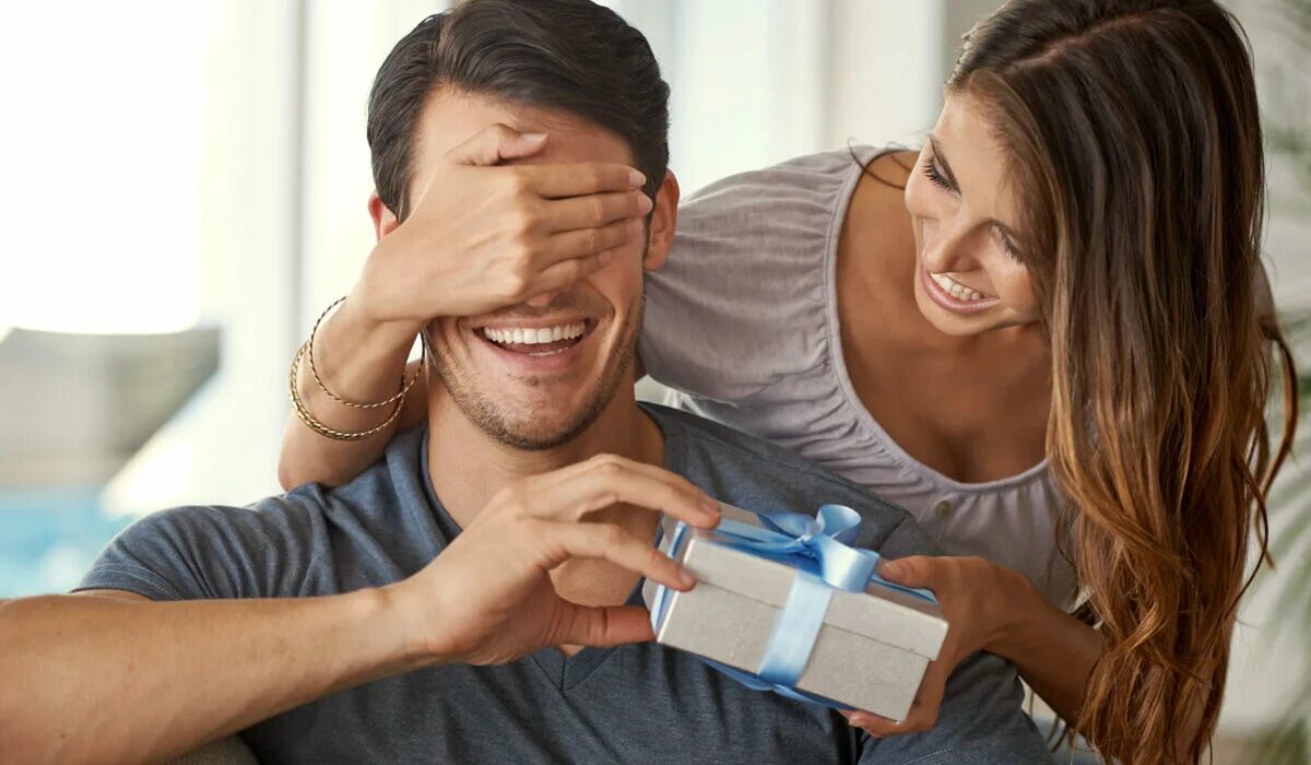 комплимент на фоне антикомплимента себе. одновременно удивить и. реакция на комплимент. человек радуется подарку. многозадачность.