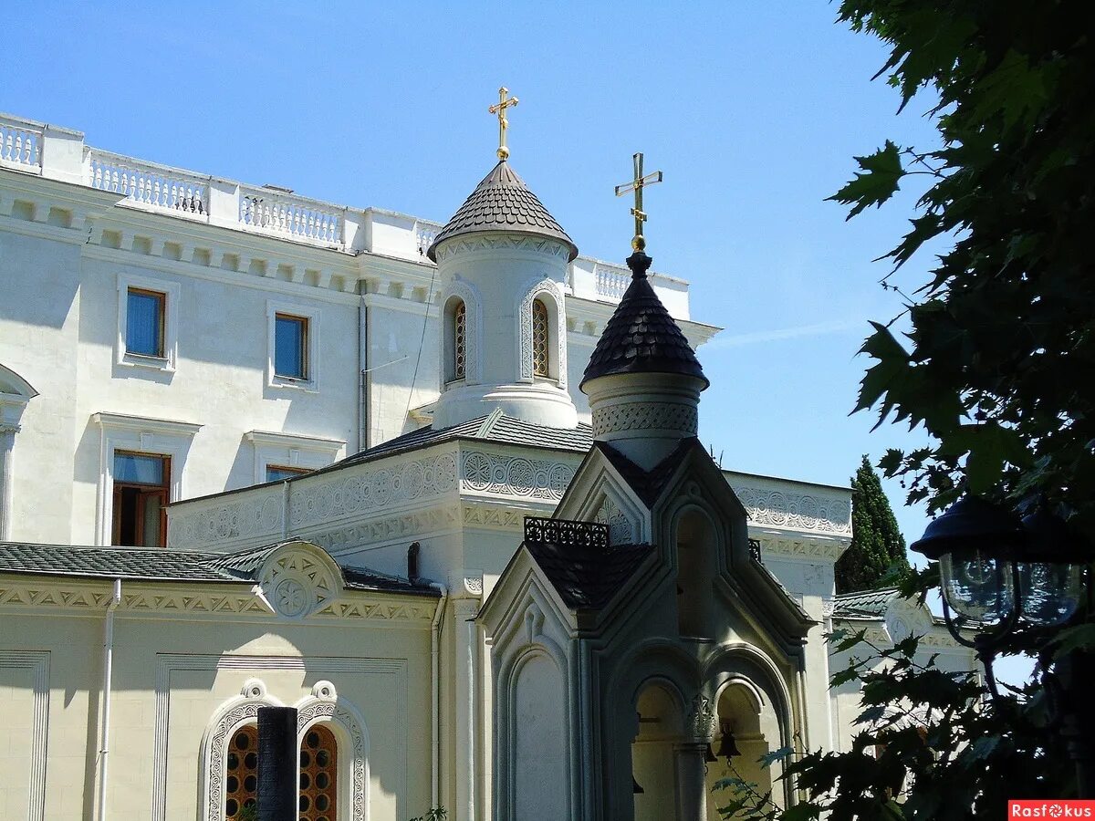 крестовоздвиженский храм крым. крестовоздвиженский храм ялта. крестовоздвиженский храм в ливадии. ливадийский дворец крестовоздвиженская церковь. крестовоздвиженский храм крым.