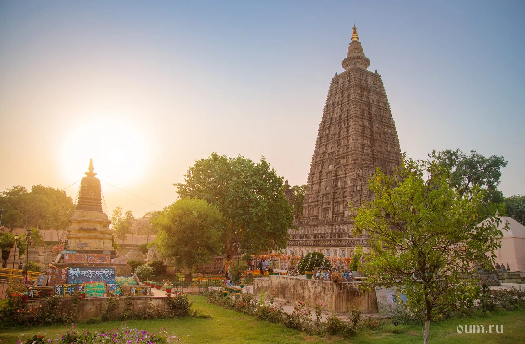 Бодх гая индия. Ступа махабодхи. Индия движение на дорогах. Гаи индия. Храм махабодхи в бодхгайе.