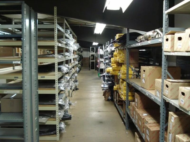 оптовый склад автозапчастей. склад комплектующих. оптовый склад автозапчастей. склад грузовых запчастей. магазин склад автозапчастей.