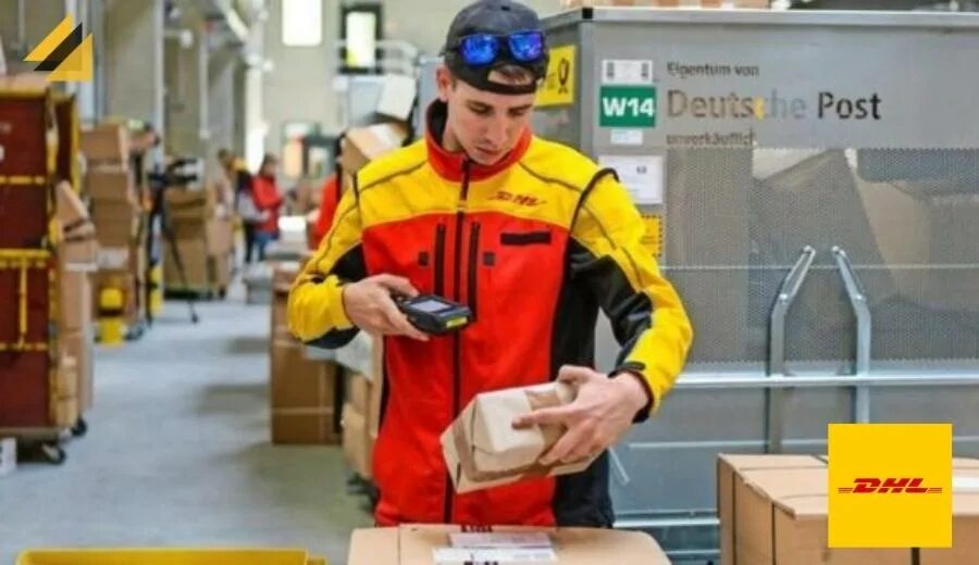 Курьер DHL. Форма DHL почтальона. DHL логотип. Helion dhl 6