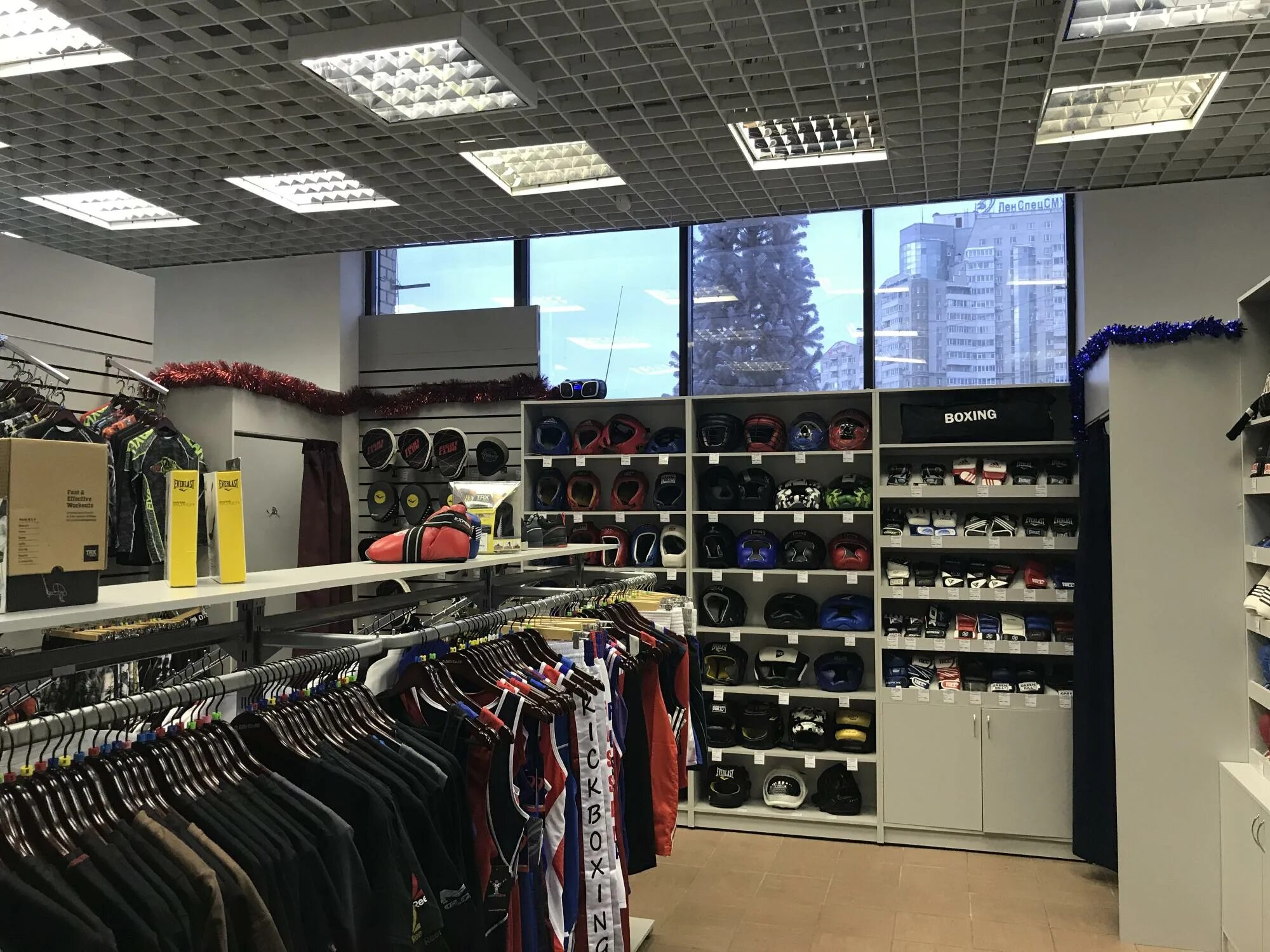 Линия спорт москва. Магазин спорт екатеринбург фучика 3. Тт спорт магазины. Тт спорт магазины. Магазин спортивного инвентаря.