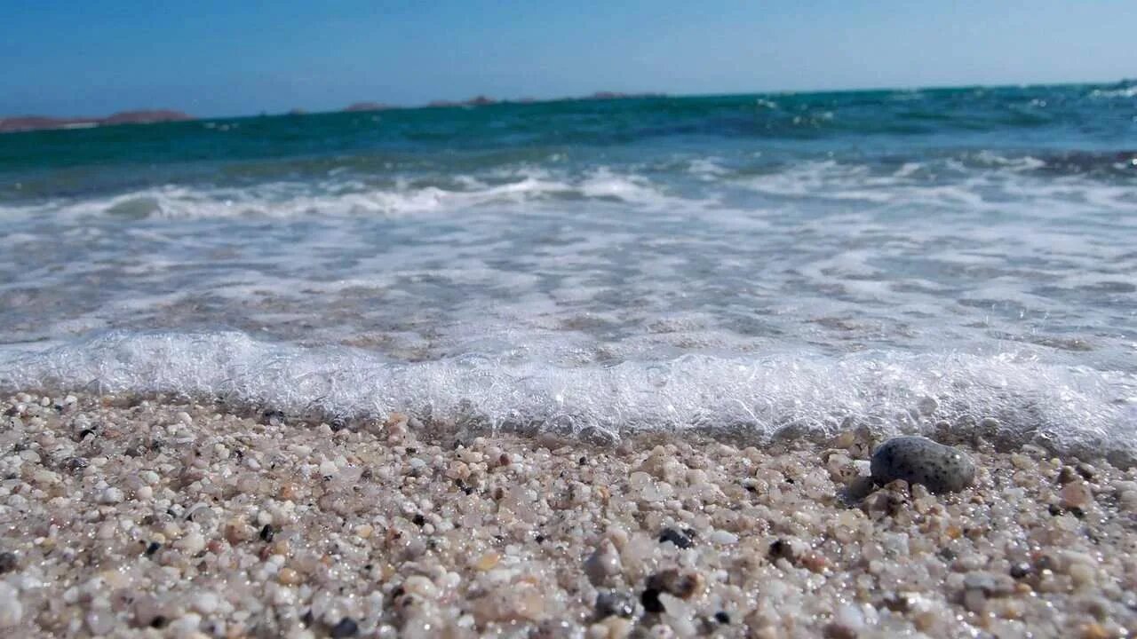 Море гласит. Черное море галечный берег. галечный пляж на черном море. песчано галечный пляж в абхазии.