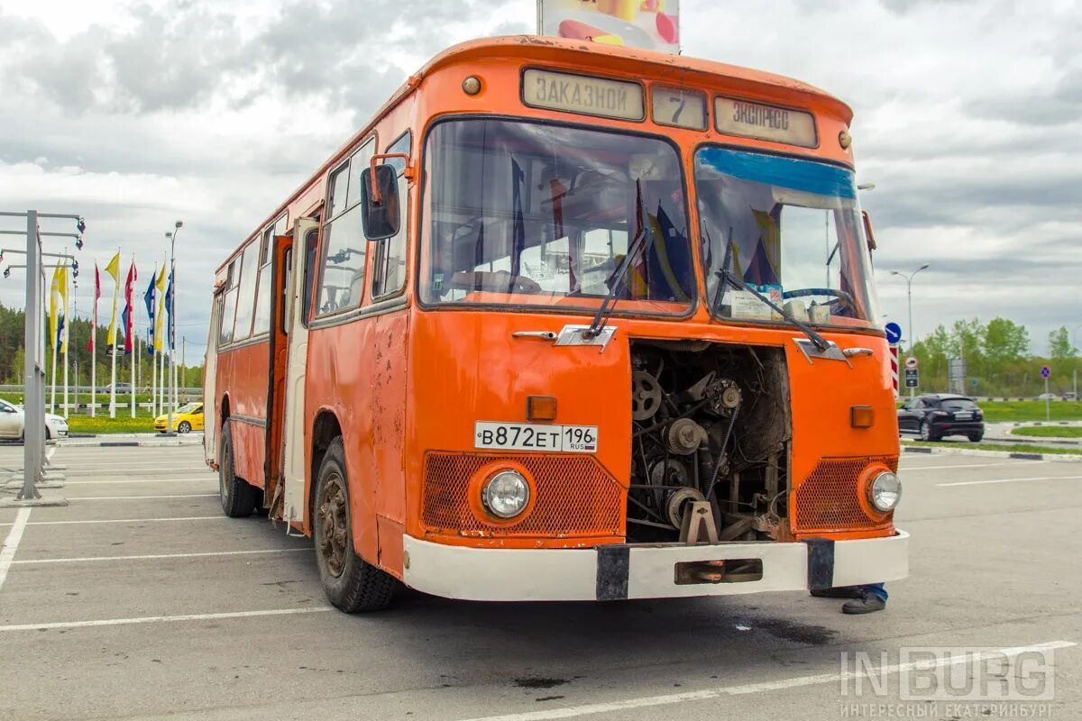 Оранжевый автобус пермь экскурсии. ЛИАЗ 677. ЛИАЗ 677 Екатеринбург. ЛИАЗ 677 оранжевый. ЛИАЗ 677 техпомощь.