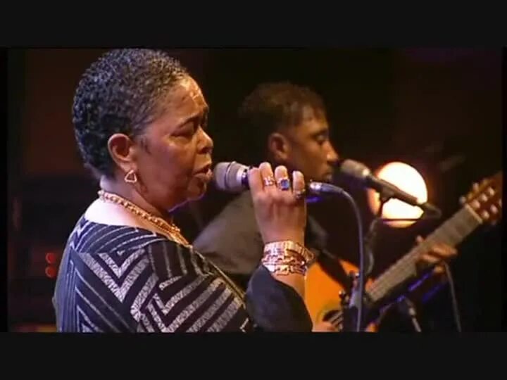 Evora cesaria "cesaria". 1999мучо жылы. Сезария бесаме мучо слушать. Бесаме мучо фото. Сезария бесаме мучо слушать.
