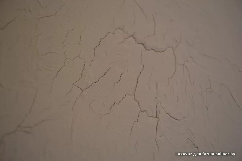 Трещины на поверхности штукатурки. Потрескавшаяся штукатурка. Почему трескается штукатурка при высыхании в углах. Потрескалась цементная штукатурка. Флажки на трещины штукатурки.