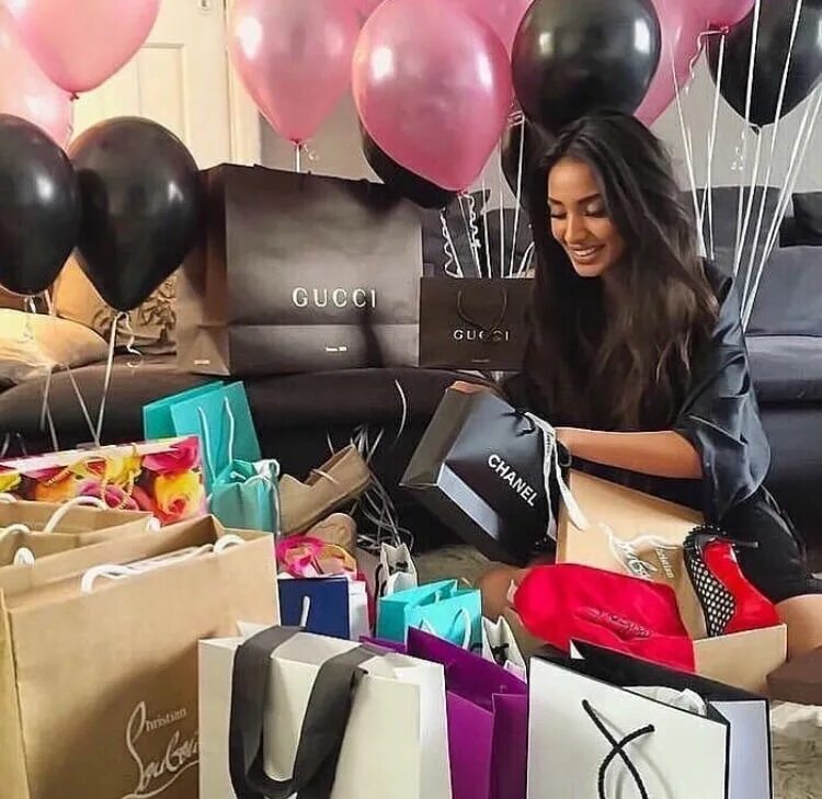 бренд подарок. подарок картье с красными розами. фирменная коробочка. брендовые вещи. обложка ручной работы упаковка.