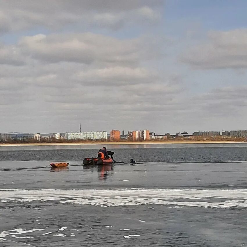 Гибнущее озеро. Машина ушла под лед на Кеноне. Озеро Самодуровка в Урюпинске лёд 2022.