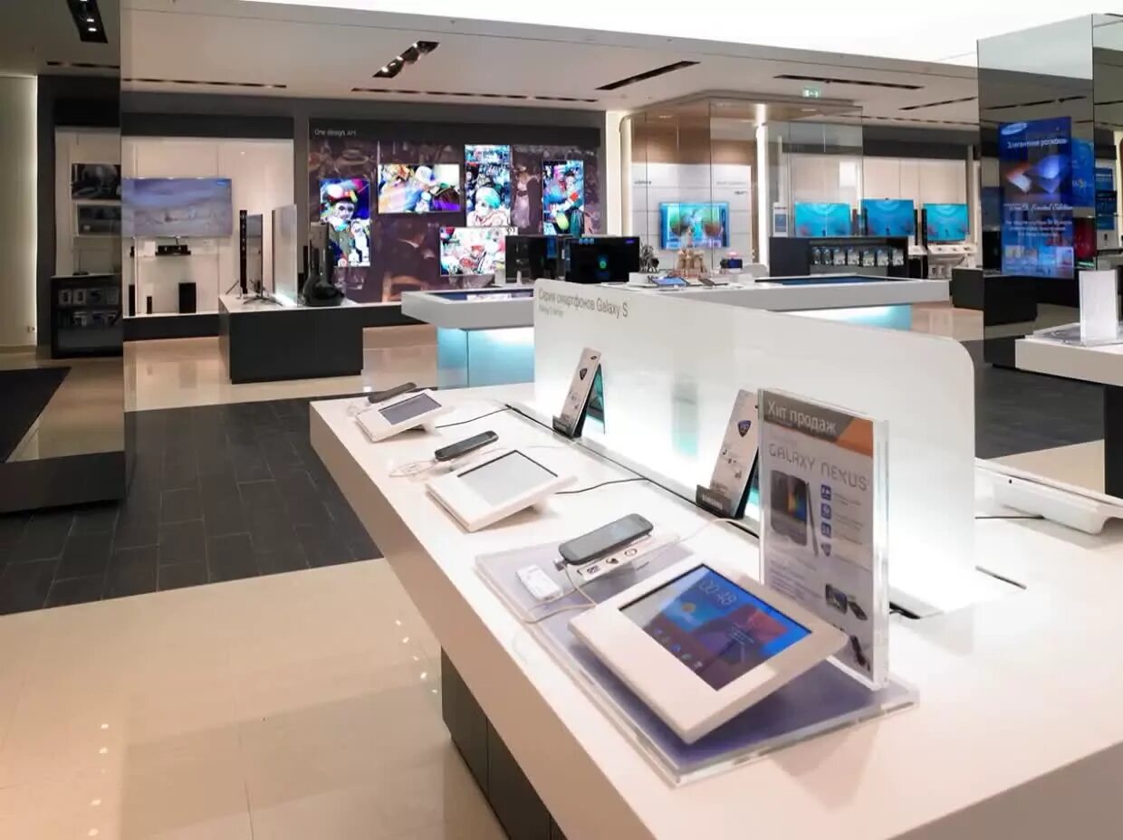 Флагманский самсунг. Samsung Showroom. Флагманский магазин Samsung. Флагманский магазин электроники.