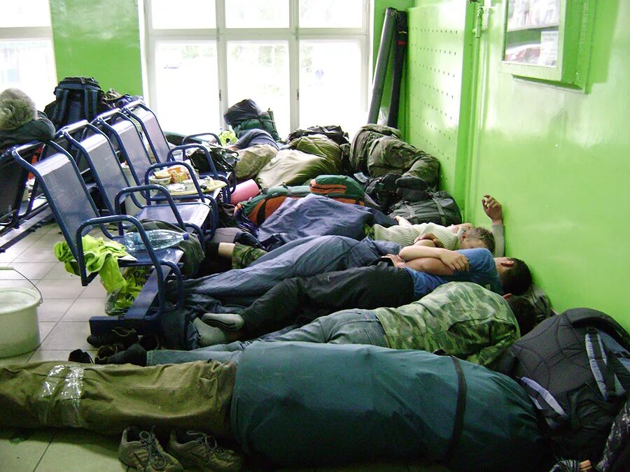 Можно ли переночевать на вокзале. В зале ожидания спят. Можно ли переночевать на вокзале. Аэропорт кольцово зал ожидания. Стулья в аэропорту.