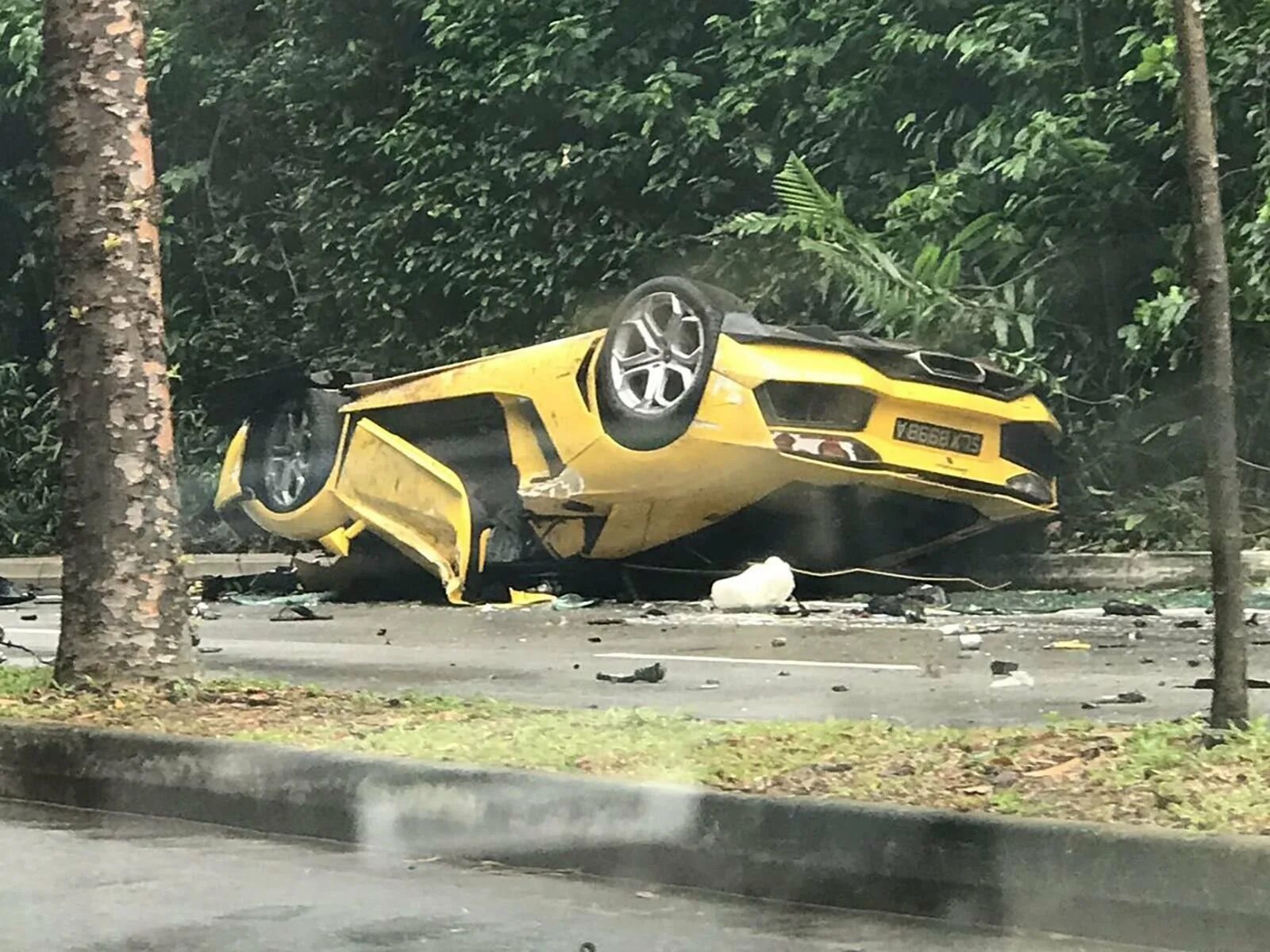 Look that car over there crash. Разбитая Ламборджини авентадор. Разбитый спорткар. Разбитый суперкар. Разбитый спортивный автомобиль.
