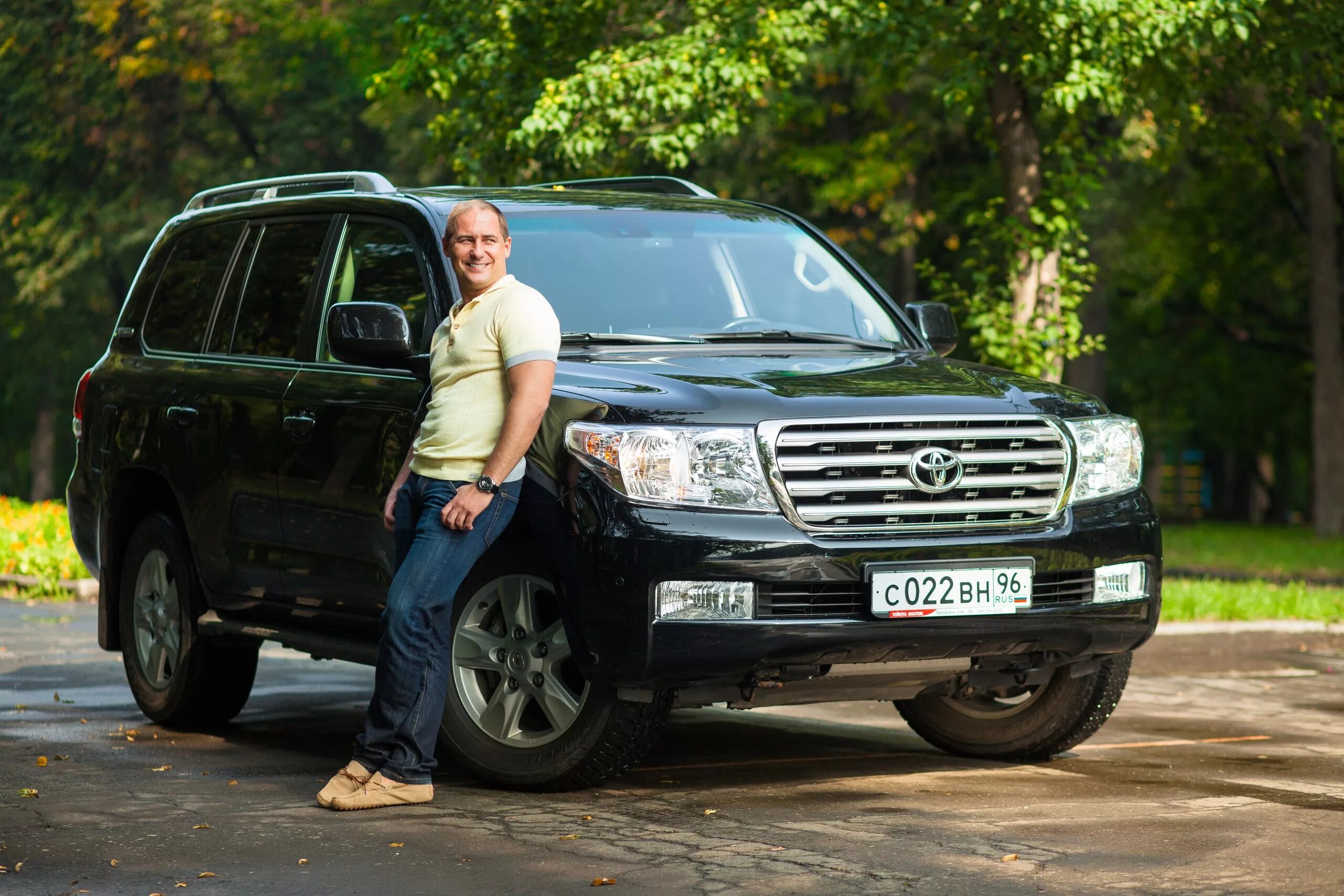 Владелец автомашины. Владелец автомашины. Довольный человек в машине. Mercedes-benz хозяин. Владелец автомашины.