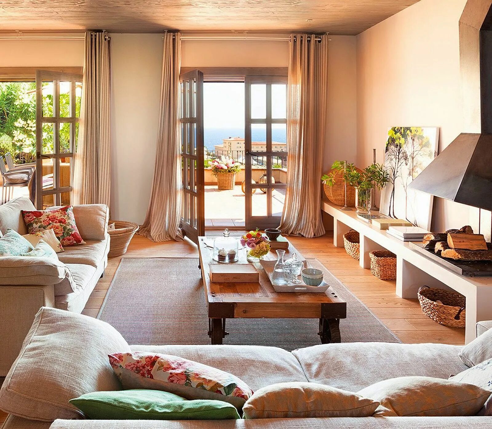 Уютная квартира. Мест в обстановке в них. Гостиные с камином. Украшение комнаты для романтического вечера. Уютная гостиная.