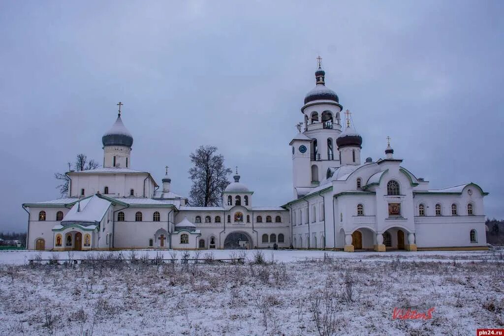 Иоанно-Богословский Крыпецкий монастырь. Псковские монастыри Иоанно Богословского. Свято Елизаровский монастырь Псковской области. Крыпецкий монастырь ночь.