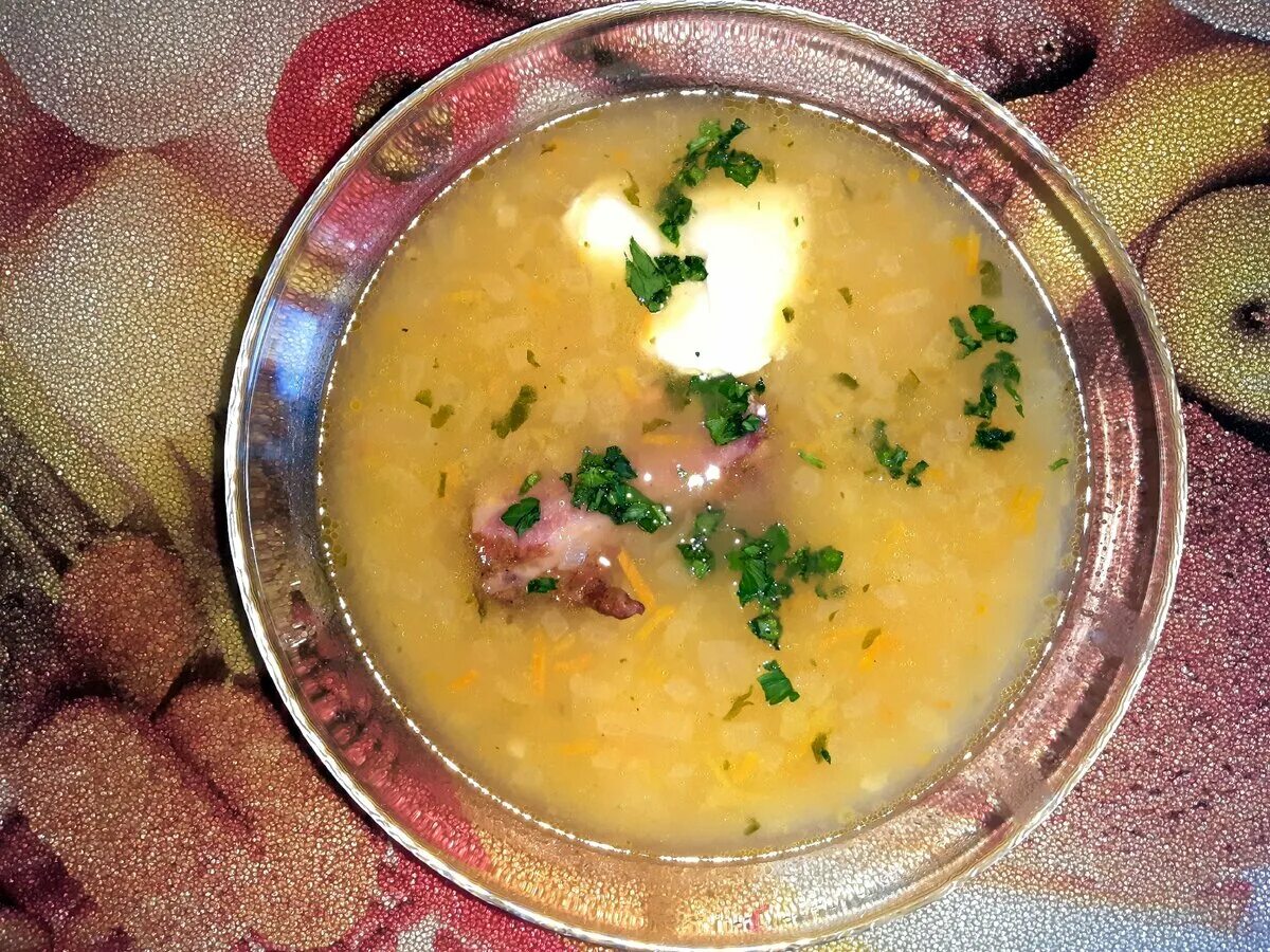 Сулухинкал» (суп гороховый с галушками). Гороховый суп с зеленью. Гороховый суп сверху. Вкусно горох суп