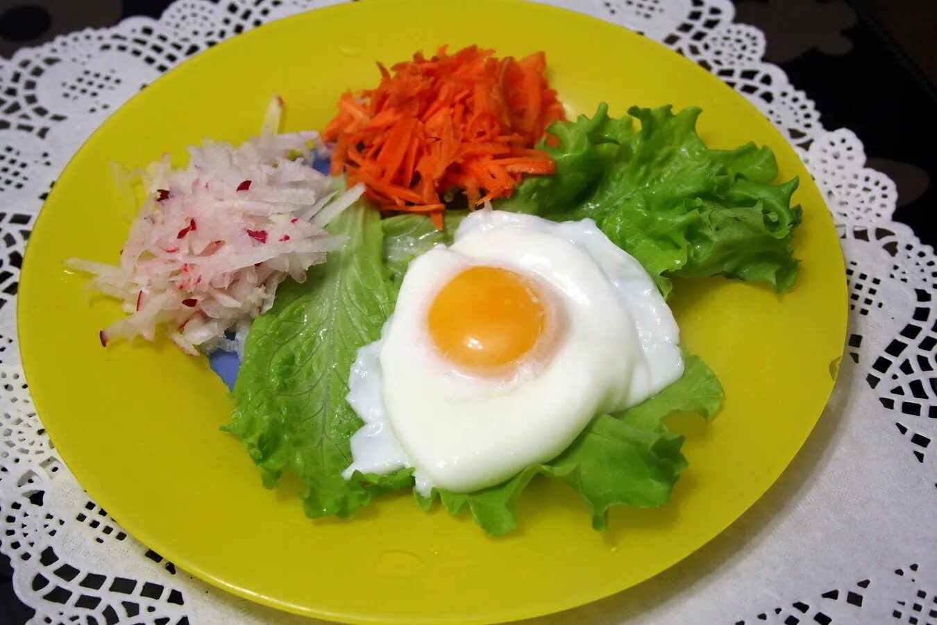 яйца жареные на воде в сковороде. яичница. кольцо на яйца. яичница из трех яиц. как пожарить яйца на сковороде.