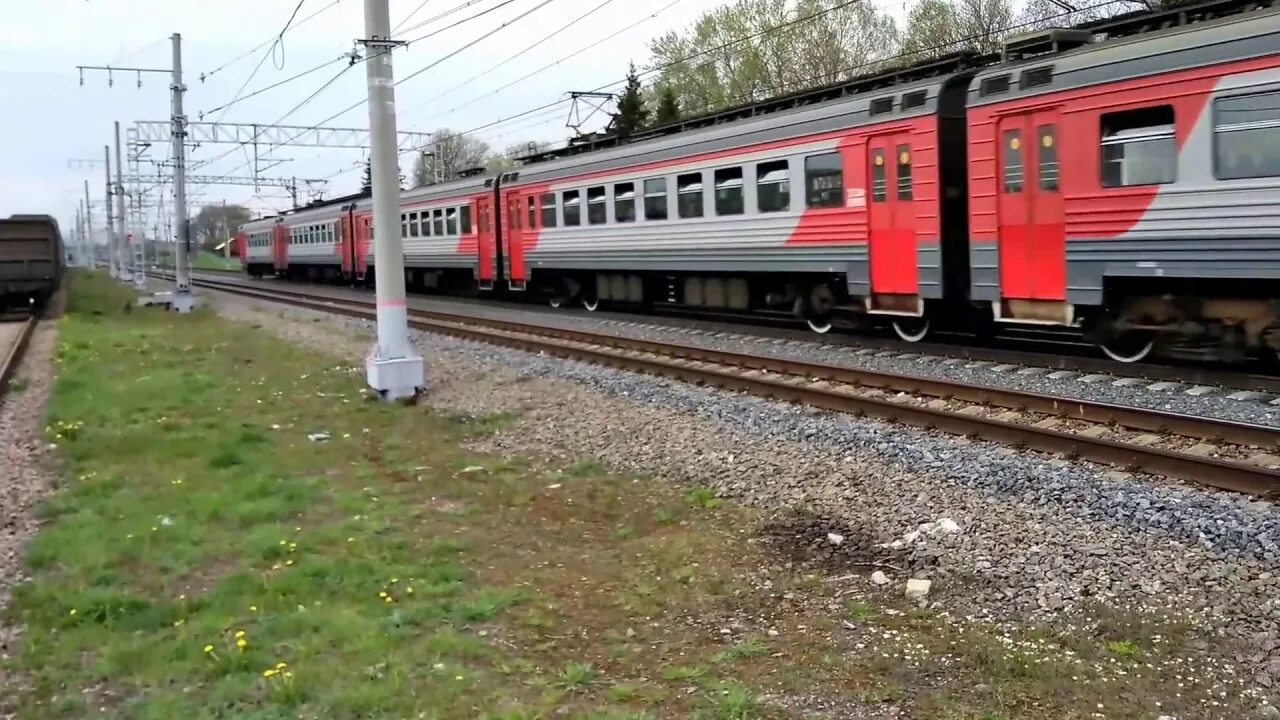 Электропоезда вышний волочек. Электричка вышний волочек. Пригородный поезд. Электричка эт2м зеленая. Электричка тверь.
