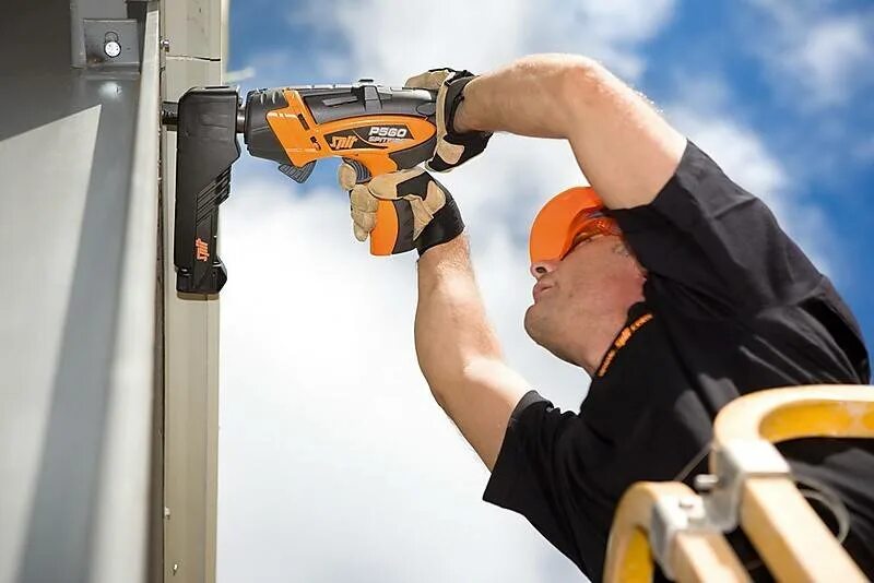 Обучение работе с инструментом. Рабочие на предприятии. Строительные работы. Слесарь киповец. Столяр плотник.