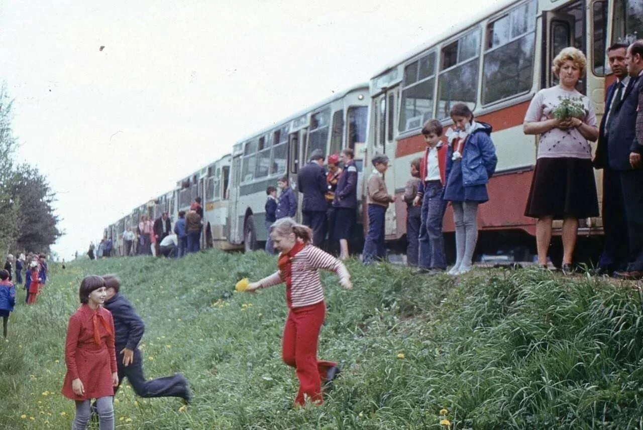 Автобус дол. Пионерлагерь Пионерский лагерь СССР. Пионерский лагерь СССР 80 Е. Автобус Пионерский лагерь СССР. Пионерский лагерь СССР автобусы пионеров.