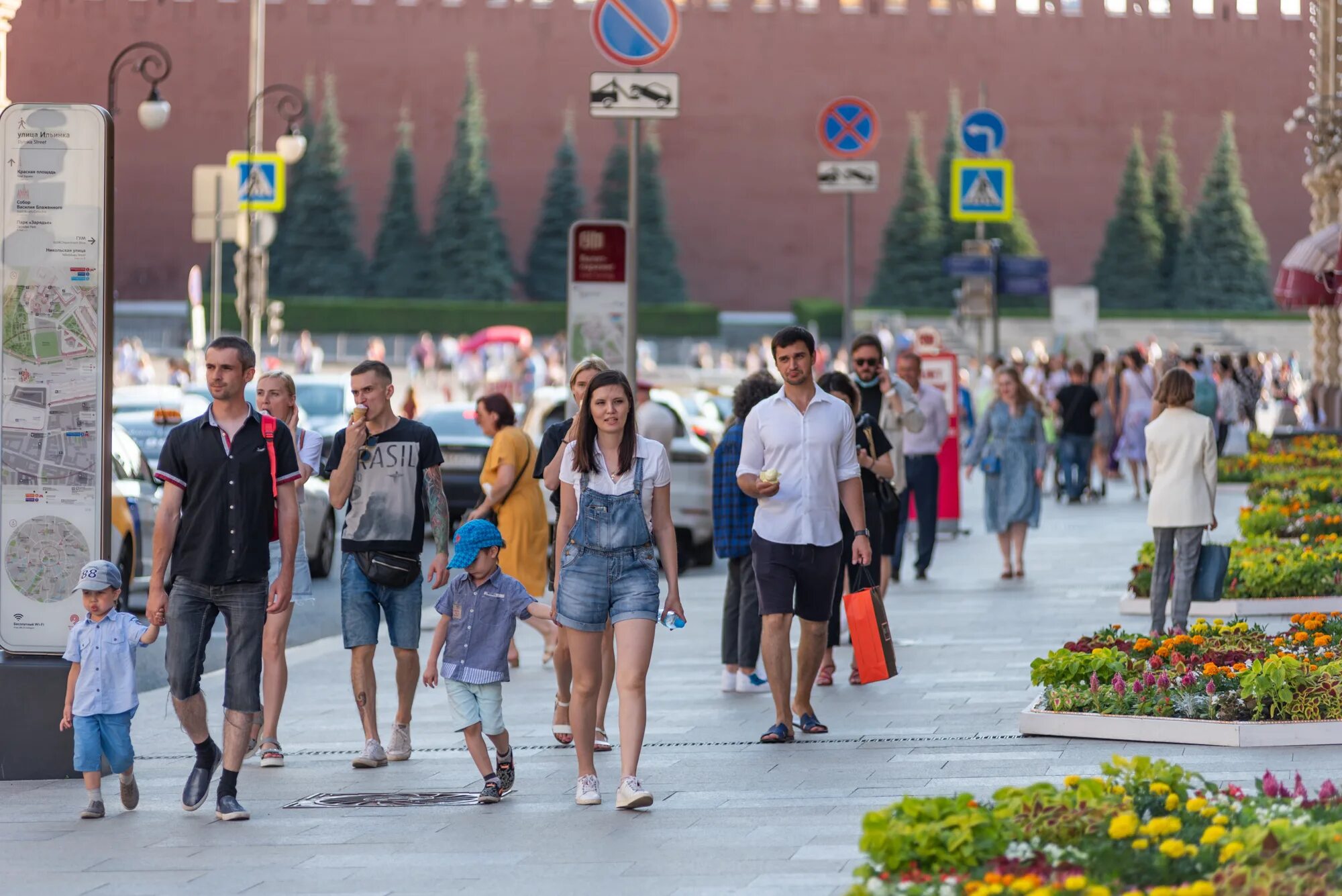 Люди на улице. Люди на улицах Киева. Люди на улицах Москвы. Лето улица люди.