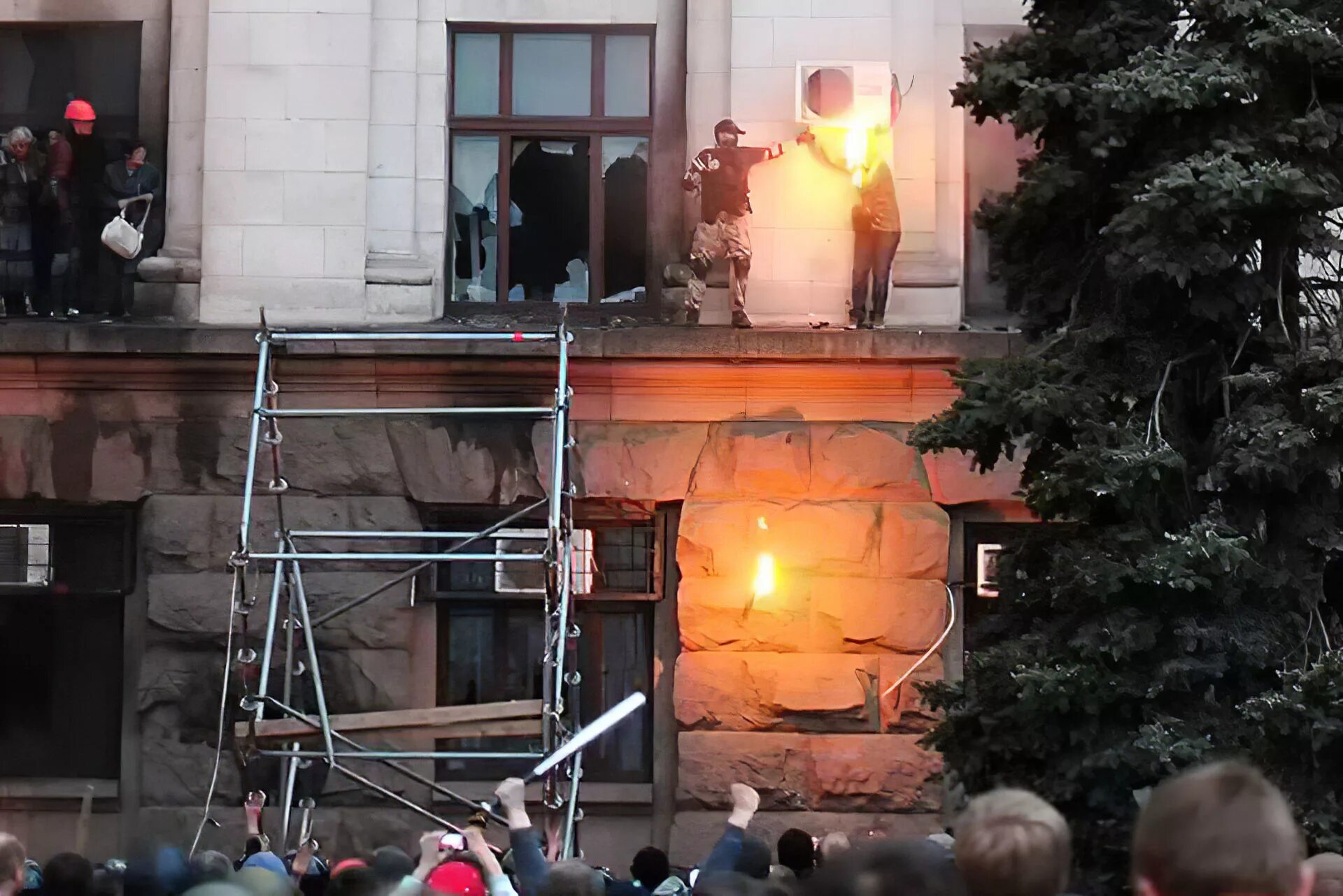 События 2 мая в одессе доме профсоюзов. Трагедия 2 мая в одессе доме профсоюзов. одесский дом профсоюзов 2 мая 2014. одесская трагедия 2 мая 2014 года дом профсоюзов. одесса май 2014 дом профсоюзов.
