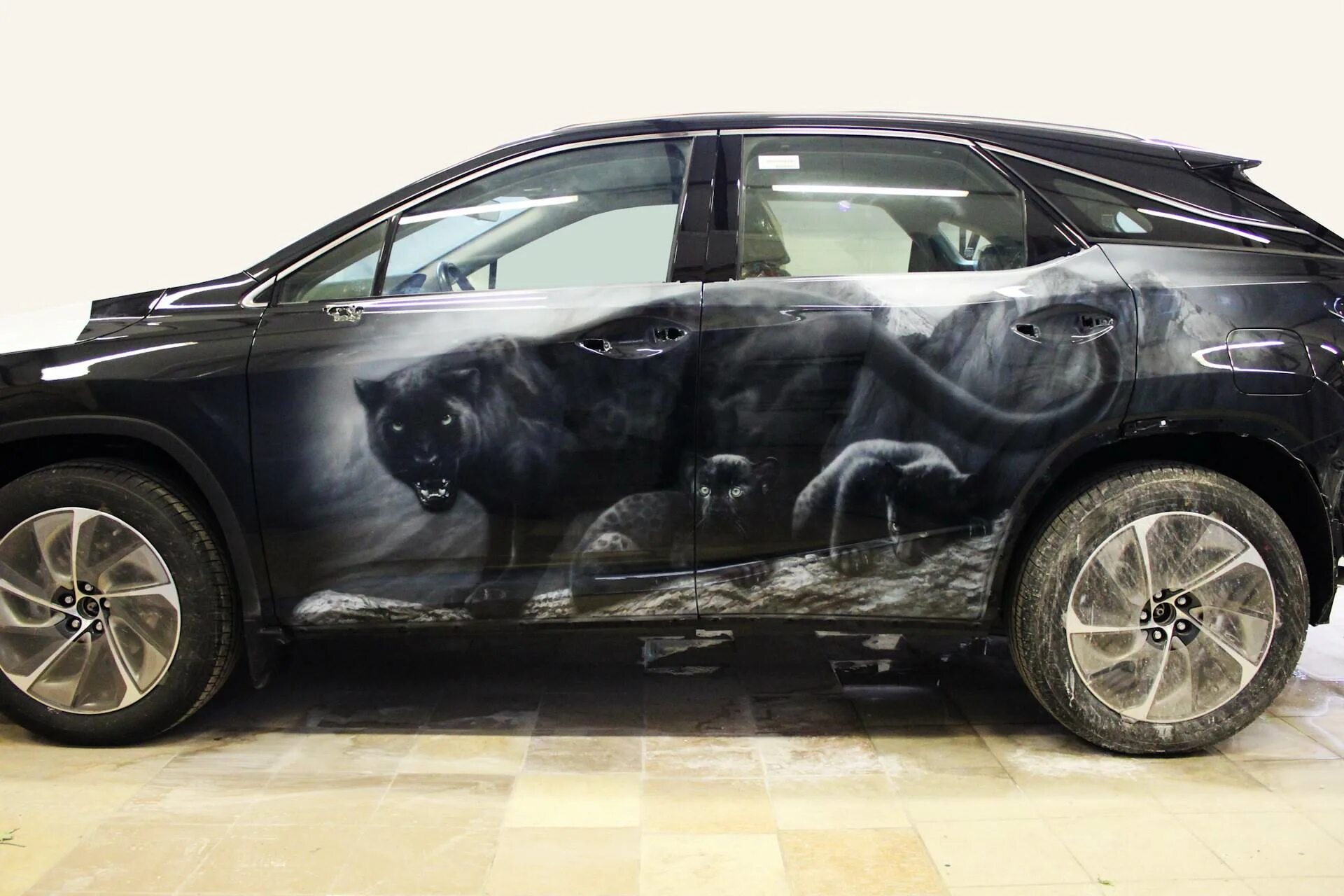 аэрография. объемная аэрография. аэрография на капот автомобиля. аэрография на синем авто. авто.