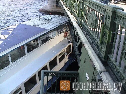 Пароход врезался в мост. Теплоход врезался в мост в Ульяновске.