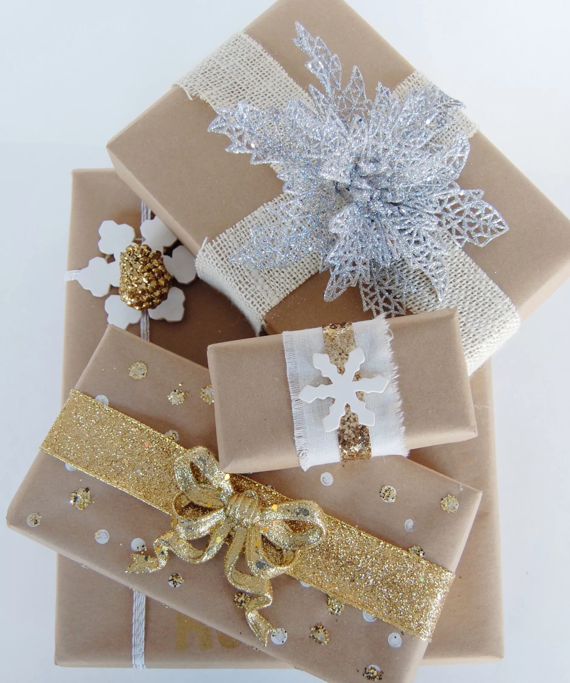 Новогоднее украшение коробок. Подарки и упаковка. Украшение подарков. Украшение коробки для подарка. Декоративная упаковка подарков.