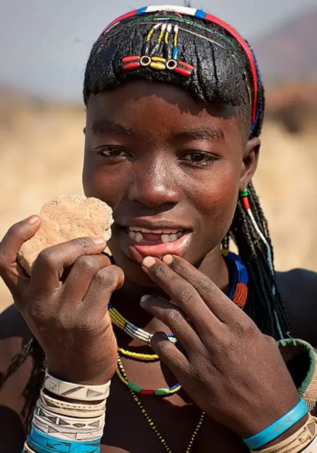 Африканские женщины без передних зубов. Tribe people