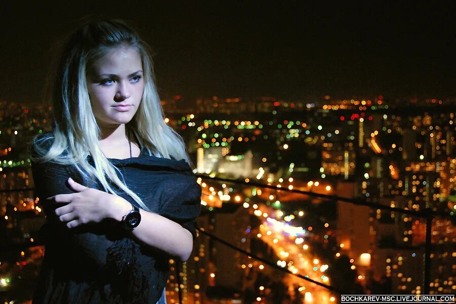 Блондинка ночью. Девушка на фоне ночной Москвы. Девушка блондинка ночью в городе. Девушка ночью в Москве.