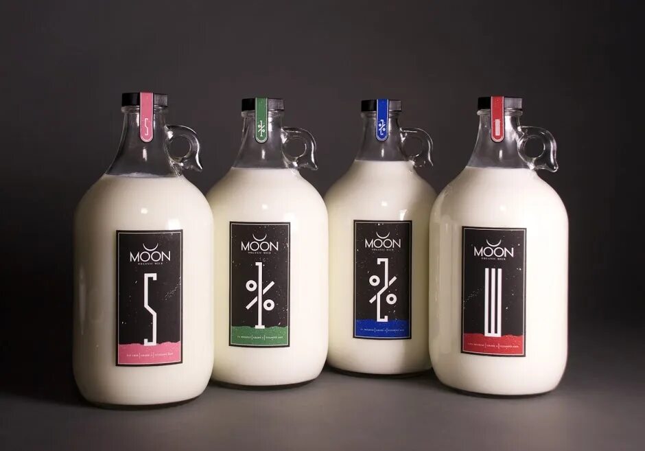 упаковка молока в бутылки. стеклянная упаковка молока. упаковка молока бутылка. молоко в бутылке. стеклянная тара для молочной продукции.