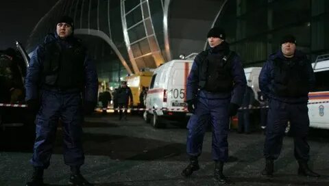 В аэропорту домодедово силовики ведут мигрантов